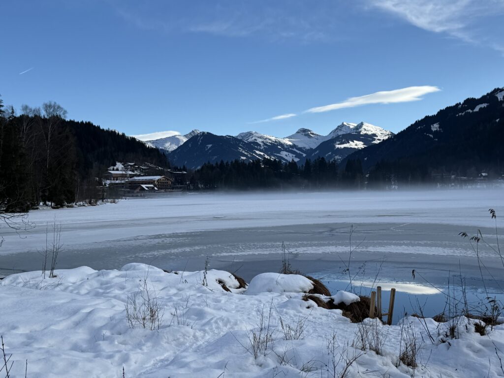 Schwarzsee Kitzbühel mit Schnee im Winter