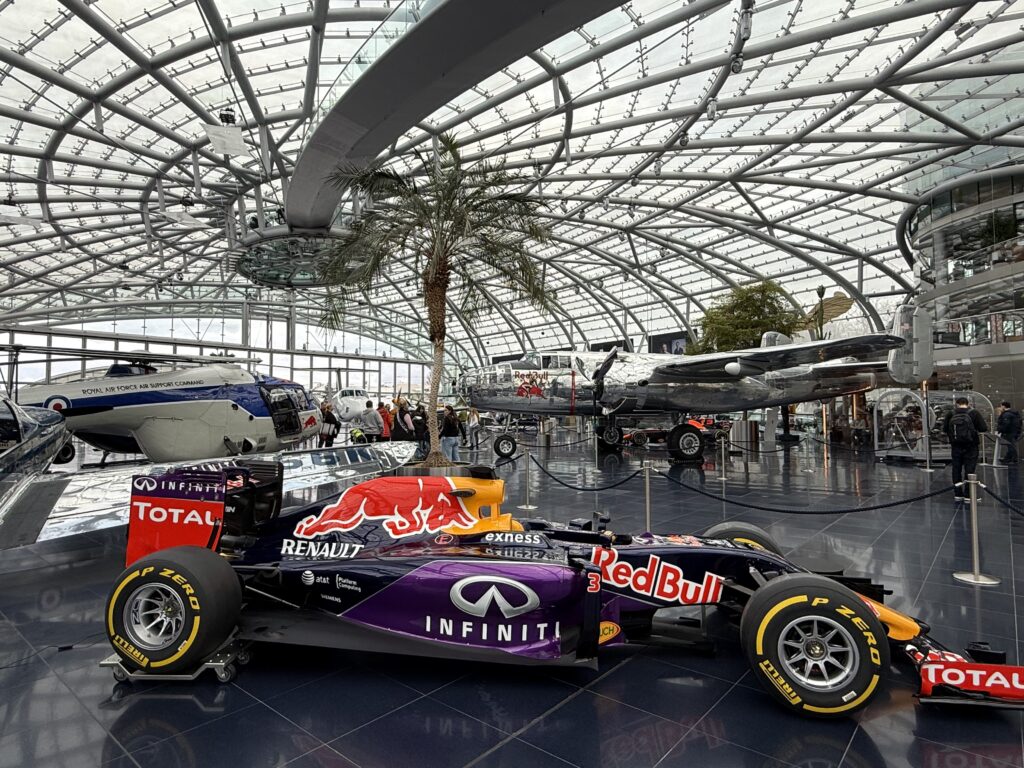 Red Bull Formel 1 Auto im Hangar 7 Salzburg