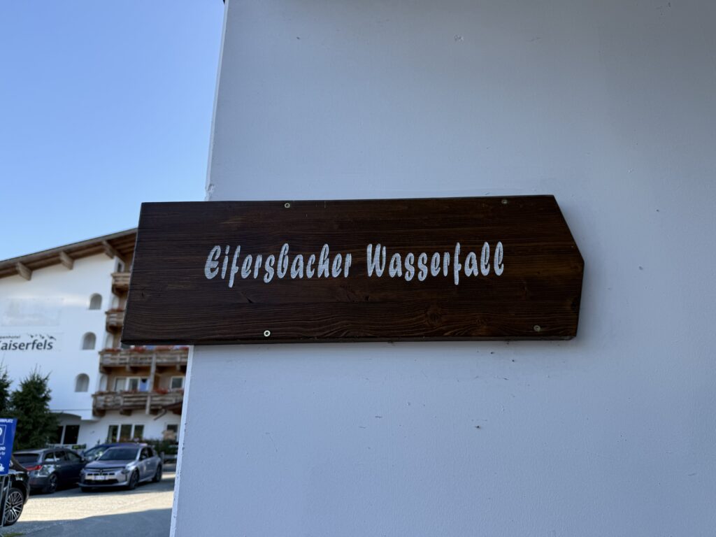 Wegweiser zum Eifersbacher Wasserfall