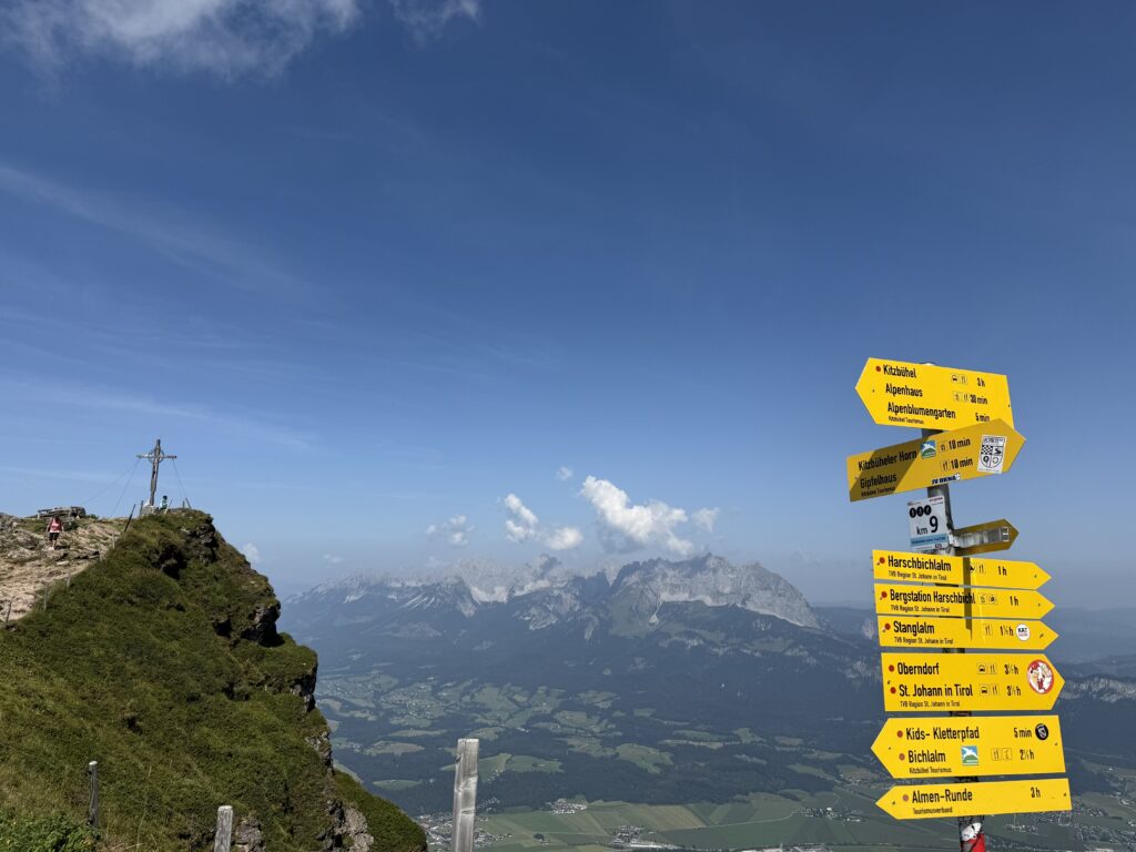 Wegweiser am Kitzbüheler Horn
