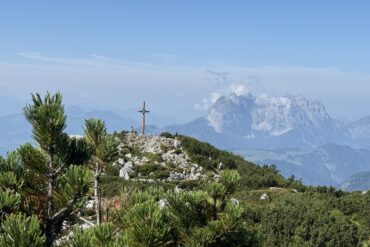Steinplatte Gipfelkreuz